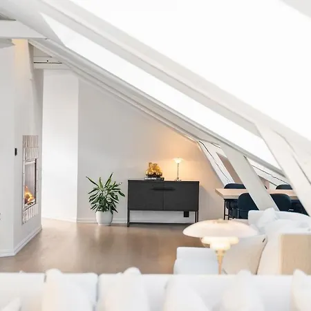 Large Penthouse With Roof Terrace Appartement *