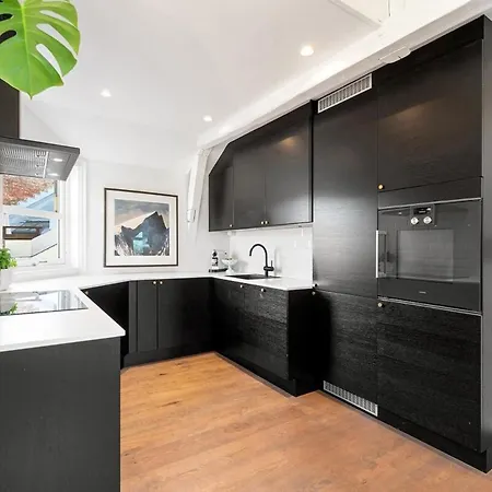 Large Penthouse With Roof Terrace *