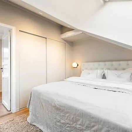 Large Penthouse With Roof Terrace Appartement *