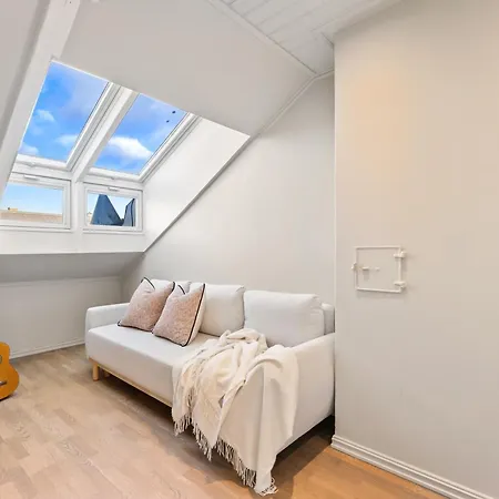 Large Penthouse With Roof Terrace דירה *